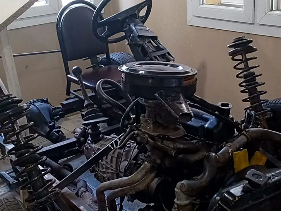 Araç tekniği dersliğindeki kesit şasi ve motor